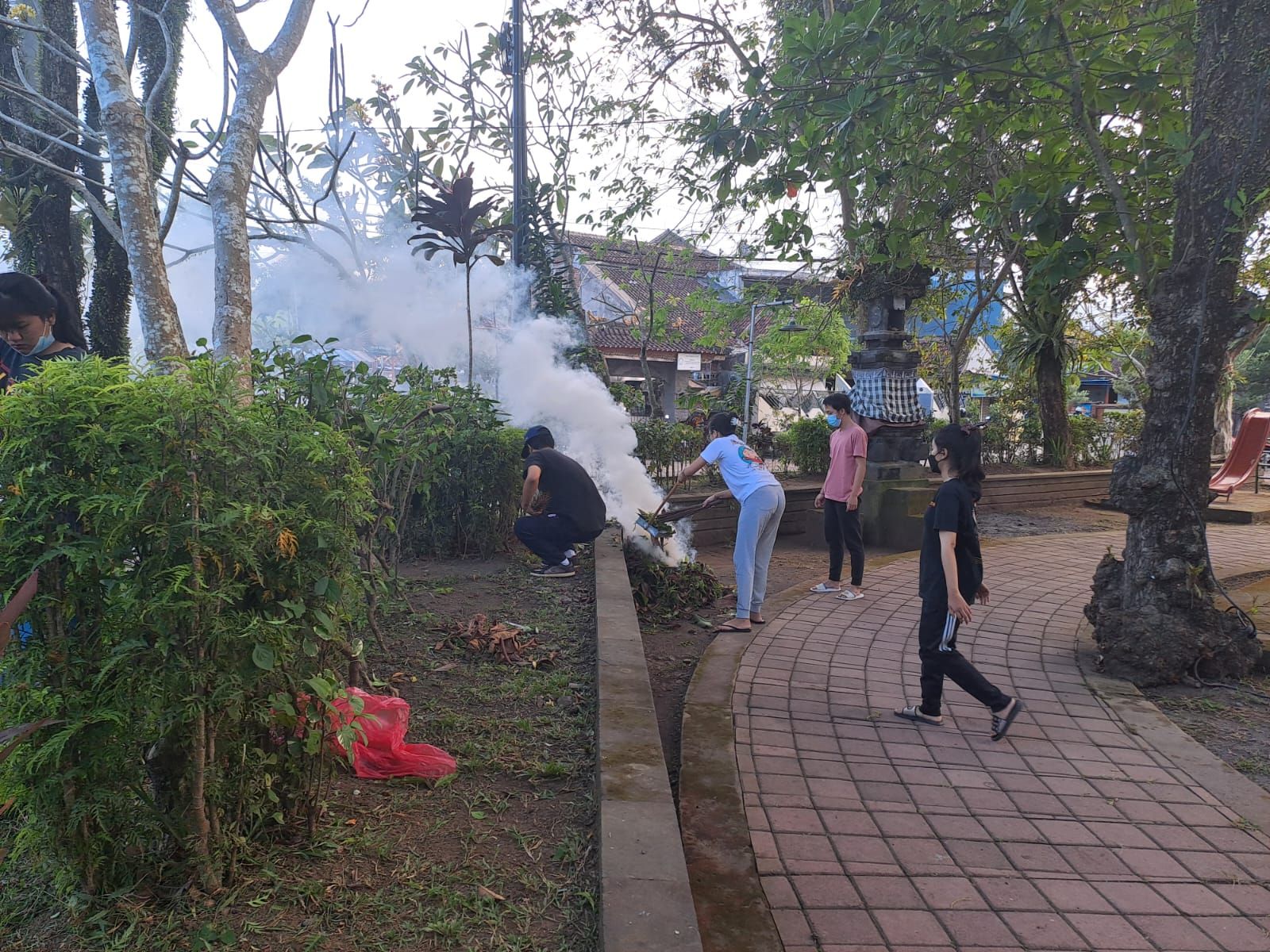 podiumnews.com-Bersih-Bersih Jelang 17 Agustus di Taman Prasasti